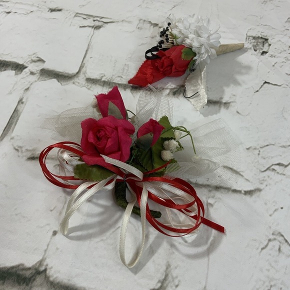 The Unbranded Brand Other - Corsage Boutonnière Lot Of 2 Red Rose White Ribbon Lace Prom Groom Vintage
